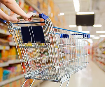 Pessoa empurrando carrinho de supermercado