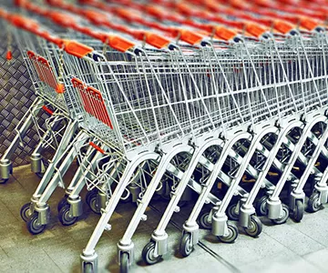 Vários carrinhos de supermercado enfileirados